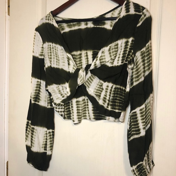 Line & Dot-Revolve - Shibori Reversible Twist Top - Picture 2 of 16